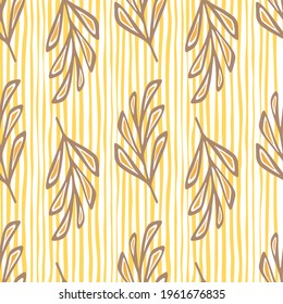 Siluetas de ramas de hojas de color beige que se rijan por un patrón de doodle sin soldadura. Fondo rayado amarillo y blanco. Diseñado para el diseño de tejidos, impresión textil, envoltura, cubierta. Ilustración vectorial.