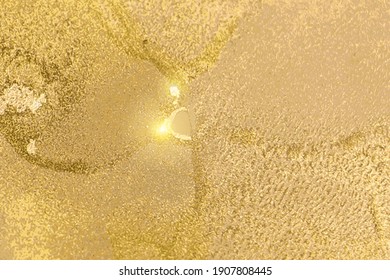 Beige und goldene Marmorstruktur mit Funkeln. Abstrakter Vektorhintergrund in Alkoholink-Technik. Moderne Farbe mit Glanz. Vorlage für Banner, Plakatdesign. Flüssigkunstmalerei