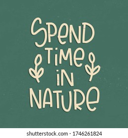 Estando fuera, vaya a por un diseño de vector de cita de paseo con Pase su tiempo en la naturaleza asesoría manuscrita para reducir el agotamiento, la ansiedad o la depresión. Fondo verde vintage con marcas de pintura.