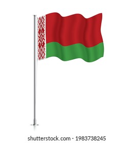 Bandera de Bielorrusia ondeando un poste metálico. La bandera oficial de Bielorrusia, aislada en un fondo blanco.
