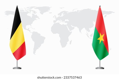 Belgien und Burkina Faso Flaggen für offizielle Treffen vor dem Hintergrund der Weltkarte.