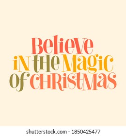 Cree en la magia de la cita con letras de Navidad dibujada a mano para la época de Navidad. Texto para medios sociales, impresión, camiseta, tarjeta, afiche, regalo promocional, página de inicio, elementos de diseño web. Vector