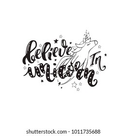Cree en el unicornio. Letras de Vector mágico dibujado a mano con unicornio y polvo de estrellas en color negro simple. Cita inspiradora para una impresión en camisetas y bolsos, papelería o como un cartel.