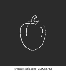 Golpear la mano de pimienta dibujada en tiza sobre un icono blanco vector de pizarra aislado en un fondo negro.