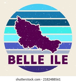 Logo de Belle Ile. Firmar con el mapa de la isla y las franjas coloreadas, ilustración vectorial. Puede utilizarse como insignia, logotipo, etiqueta, pegatina o insignia de la Isla Belle.