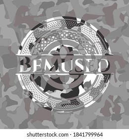 Perplejo en el patrón de camuflaje gris 