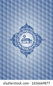 icono de prensa en banco dentro del emblema azul con fondo geométrico.