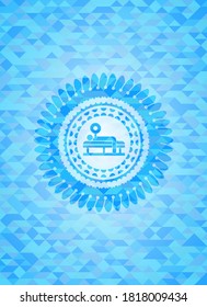bench drücken Symbol in realistischen Himmelsblau Mosaik Emblem. 