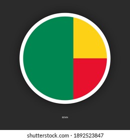 Benin-Kreis-Flagge auf dunkelgrauem Hintergrund. Benin-Button-Fahne einzeln auf kaum dunklem Hintergrund.