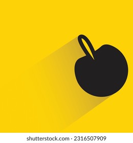 berry con sombra sobre fondo amarillo