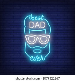 Icono de estilo neón de Mejor Papá. Cara masculina y letras en fondo de ladrillo. Felicitaciones, tarjeta de saludo, emblema. Concepto del Día del Padre. Para temas como vacaciones, celebración, diseño web