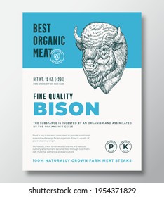 Mejor Diseño de Empaquetado de Vectores Abstractos de Carne Orgánica o Plantilla de Etiqueta. Pancarta de filete de búfalo cultivado en la granja. Tipografía moderna y diseño de fondo de silueta de cabeza de tocador con sombra suave.