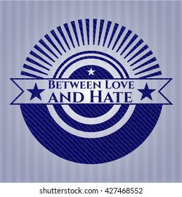 Zwischen Love und Hate-Emblem mit denim-hochwertigem Hintergrund