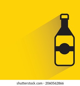 Getränkeflasche mit Schatten auf gelbem Hintergrund
