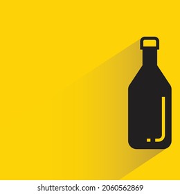 botella de bebidas con sombra sobre fondo amarillo