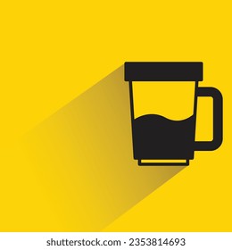 Getränkebecher mit Schatten auf gelbem Hintergrund