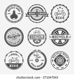 Tienda de bicicletas o conjunto de servicios de reparación de etiquetas redondas, insignias, emblemas y logos monocromos vectoriales en estilo vintage sobre fondo gris