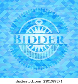 Emblema azul cielo de pujador con fondo de mosaico triangular. 