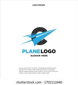 Großbuchstabe C ist mit einem Papierflugzeug zusammengeschlagen. Vektorillustration des Aeromode-Logos.