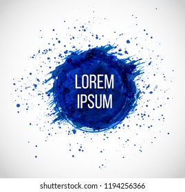 Gran círculo grunge azul oscuro con salpicaduras de pintura sobre fondo blanco
