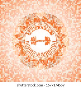 großes Hantel-Symbol innerhalb eines abstrakten orangefarbenen Mosaik-Emblems mit Hintergrund
