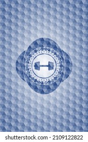 großes Hantel-Symbol in blauem Abzeichen mit geometrischem Muster. 