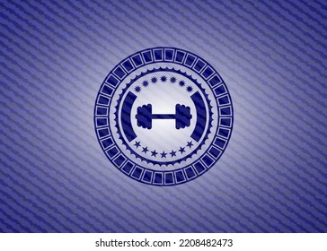 icono de dumbbell grande dentro del emblema con textura jean. 