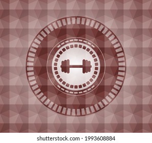 icono grande de dumbbell dentro del emblema rojo o placa con fondo de patrón geométrico abstracto. Sin inconveniente. 