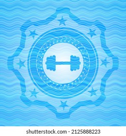 un gran ícono de timbre dentro del emblema del agua azul cielo. 