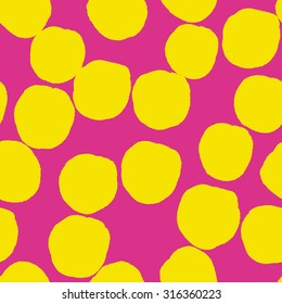 Los puntos grandes de polka están en colores rosa y amarillo. Textura de neón brillante con puntos pintados a mano. Fondo de puntos del vector.