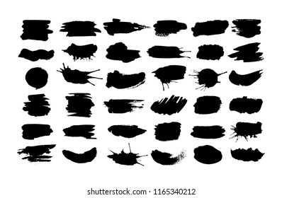 Gran conjunto de salpicaduras de tinta negra y gotas de diferentes formas hechas con pincel. Blobs y spatters. Ilustración vectorial aislada