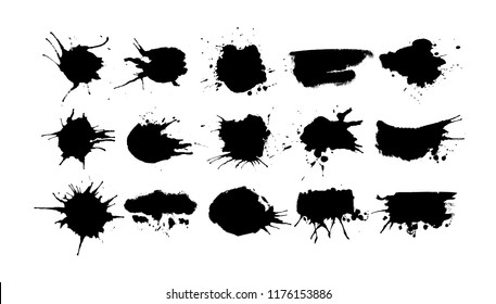 Gran conjunto de salpicaduras de tinta negra y gotas de diferentes formas hechas con pincel. Blobs y spatters. Ilustración vectorial aislada