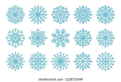 Große Menge blauer Schneeflocken unterschiedlicher geometrischer Formen. Schneeflocken Winterdesign, Dekoration. Winterdekorative Elemente aus blauem Weihnachtskuchen Kristall, Schneeschmuck für Neujahrsferien. 