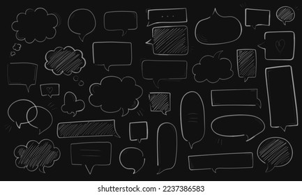 Gran conjunto de burbujas de habla dibujadas a mano con tiza de forma diferente - redondo, rectángulo, esponjoso, etc. Nubes de charla de doodle grandes y pequeñas blancas. Dibujo descriptivo de símbolos de diálogo en fondo negro