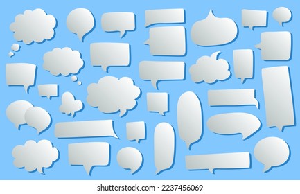 Gran conjunto de tiernos y planas burbujas de voz de forma diferente - redondo, rectangular, esponjoso, etc. Nubes de charla grandes y pequeñas blancas. Pegatinas vectoriales con burbujas sobre fondo azul