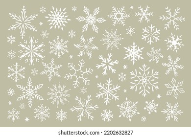 Großer Satz handgezeichneter grafischer Schneeflocken. Moderne, flache Vektorgrafik.