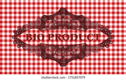 Producto de bio dentro de la insignia de mantel rojo Guilloche. El restaurante es un excelente marco. Ilustración intensa. 