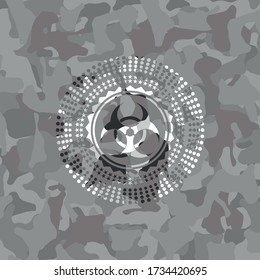 Biogefährdungssymbol in grauer Camo-Textur. 