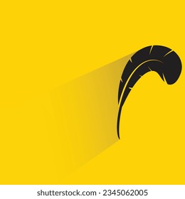 pluma de pájaro con sombra sobre fondo amarillo