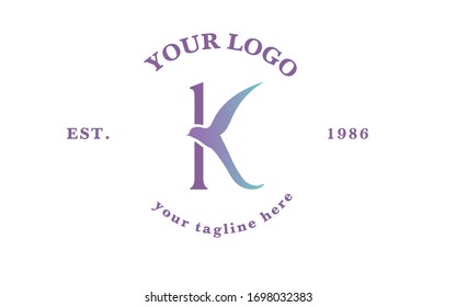 Ilustración vectorial del logotipo de pájaro. Diseño emblemático sobre fondo blanco. Logotipo de ave voladora. K monograma con forma de alas y cabeza