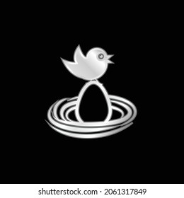Ave en un huevo en un icono metálico plateado de nido