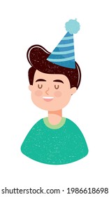 niño de cumpleaños sonriendo en el fondo
