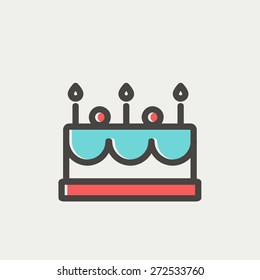 Torta de cumpleaños con icono de vela línea delgada para web y móvil, moderno diseño minimalista plano. Icono vectorial con contorno gris oscuro y color de desvío en fondo gris claro.