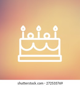 Torta de cumpleaños con línea delgada de icono de velas para web y móvil, moderno diseño minimalista plano. Icono blanco vectorial en el fondo de malla gradiente.