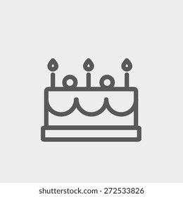 Torta de cumpleaños con línea delgada de icono de velas para web y móvil, moderno diseño minimalista plano.  Icono vector de gris oscuro sobre fondo gris claro.