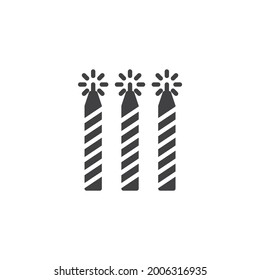 Icono vectorial de velas de cumpleaños. signo plano relleno para concepto móvil y diseño web. Icono de glifo de tres velas. Símbolo, ilustración del logotipo. Gráficos vectoriales