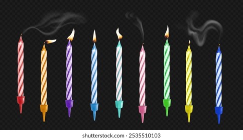 Velas de aniversário com fogo e fumaça. Velas listradas realistas com chama. Queimando a vela do bolo da festa de aniversário. Candlelight 3d realista para o conjunto de vetor de celebração de aniversário.