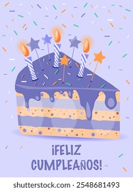 Cartão de aniversário com fatia de bolo roxo com velas e confete. Fatia de bolo doce para comemorar. FELIZ CUMPLEAÑOS