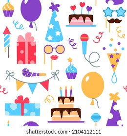 Diseño de patrones sin fisuras de cumpleaños. Coloridos elementos de fiesta festiva sobre fondo blanco. Cohetes de cupcakes de globo presentan el silbido de la máscara de la tarta. Ilustración vectorial de papel de envolvimiento o papel de pared