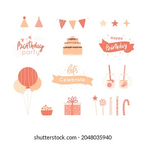 Etiquetas de cumpleaños, elementos de fiesta. Letras, objetos decorativos de vacaciones, globos, tarta con crema, quequitos, caramelos y velas, regalo, banderas decorativas, chupete, sombrero, limonada en frasco, estrellas dibujadas a mano